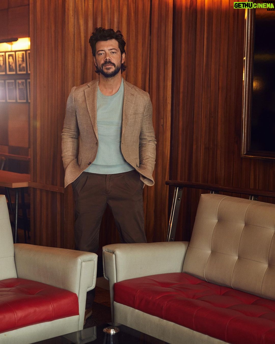Álvaro Morte Instagram - "Con 48 años sigo teniendo espíritu rockero... y me siento orgulloso". Siempre es un placer hablar con @alvaromorte y en esta ocasión nuestra conversación nos lleva a la moda, a la fama, a rodar una peli de terror con Sydney Sweeney y hasta a la religión. No te pierdas todo lo que el actor nos tiene que contar en el link de la Bio y a partir del viernes en todos los quioscos. ✍️ @a_luengo78 📸 @sergiponsphoto 👔 @jesuscicero 👉 follow @esquirees 🔔 ¡Recuerda activar las notificaciones de @esquirees para no perderte ninguno de nuestros posts!