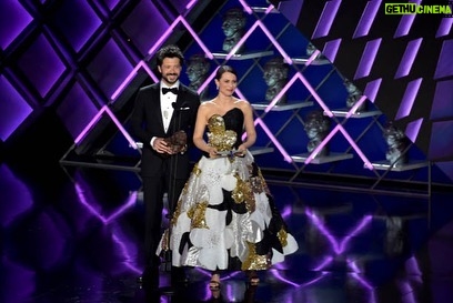 Álvaro Morte Instagram - Qué gran noche ayer celebrando nuestro cine, premiando los increíbles trabajos de este año y homenajeando a Carlos Saura 🙌🏻Gracias @academiadecine por todo, a mi equipo @maydelmanager @ireneln 👏🏻👏🏻👏🏻 y a @rafapontessss por llevarme de la mano, a @breitling y a @inmaculada__garcia por vestirme. y a @aitanasanchezgijon por ser la mejor compañera en el escenario. Felicidades a todos. Qué orgullo formar parte de esta industria. ¡Viva el cine español!