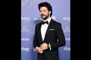 Álvaro Morte Instagram - Qué gran noche ayer celebrando nuestro cine, premiando los increíbles trabajos de este año y homenajeando a Carlos Saura 🙌🏻Gracias @academiadecine por todo, a mi equipo @maydelmanager @ireneln 👏🏻👏🏻👏🏻 y a @rafapontessss por llevarme de la mano, a @breitling y a @inmaculada__garcia por vestirme. y a @aitanasanchezgijon por ser la mejor compañera en el escenario. Felicidades a todos. Qué orgullo formar parte de esta industria. ¡Viva el cine español!