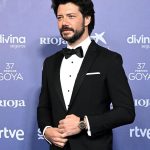 Álvaro Morte Instagram - Con él llegó el estilo: @alvaromorte impecable en los #goya2023 🕺🏼 No te pierdas el listado con los más elegantes de la gran noche del cine español en el link de la Bio de @esquirees