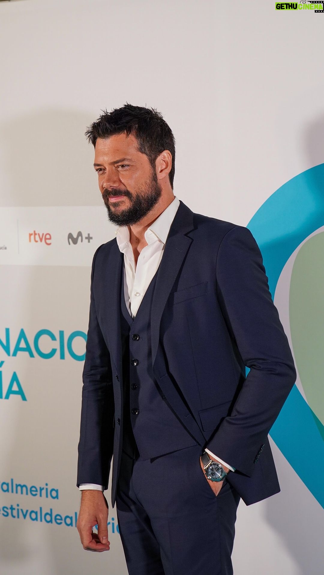 Álvaro Morte Instagram - Charlando y entrevistando a @alvaromorte 🩵 Lejos de que su apellido real sea Morte, Álvaro Antonio García Pérez, nació el 23 febrero de 1975 en Algeciras. Al conocido actor nadie se lo puso fácil y nunca tuvo a alguien que le abriese una puerta-comodín con la que acceder de una forma más rápida y sencilla a lo que finalmente acabaría siendo parte de su vida: el cine y el teatro. Bandolera, Amar es para siempre, El secreto de Puente Viejo, La casa de papel, Aída, Hospital Central, Planta 25, El Embarcadero, La Rueda del Tiempo, Objetos… y un largo etcétera son algunas de las películas y las series que han acompañado al actor en su todavía trayectoria. Le encanta la música y comprar instrumentos, muchos de ellos sin saber tocarlos. Dispone, que sepamos, una viola, una trompeta, un trombón de varas... En 2012 funda su propia compañía teatral y la llama “300 Pistolas”. Se fue a Dublín y desde el instinto de supervivencia laboral por no encontrar trabajo casi acaba convirtiéndose, sin él saber mucho sobre esta modalidad, en profesor de clases de flamenco. Melómano, amante de la cocina y del bricolaje, no le gusta pasar por debajo de los andamios y es casi tan o más meticuloso como Sergio, ‘El Profesor’. En esta primera parte, me adentro en «algo más allá del personaje» y en la importancia de conocer a la persona. El fracaso, la cultura del «si quieres, puedes», la romantización de la inmediatez, la importancia del teatro, la titulitis, la perfección intrínseca en el oficio o la importancia de aprender de los errores para valorar el éxito son algunas de las claves que abordamos en esta primera parte. Un placer entrevistarte, querido @alvaromorte. Ojalá toda una vida charlando contigo. Almería, Spain