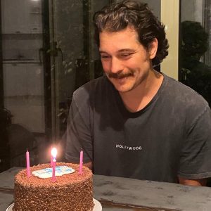 Çağatay Ulusoy Instagram - Yaptığınız iyiliklere vesile olmanın mutluluğunu yaşıyorum yeni yaşımda.  Bu mumu üflerken güzel kalplerinizin hep iyilikle ,mutlulukla karşılaşacağı bir hayat diliyorum sizlere. Bütün hediyeleriniz ve iyi dilekleriniz için çok teşekkür  ederim. // I’m very greatful for the great cause that you guys have done on behalf of me. While blowing out this candle, I wish healthy and happy life for each one of you. Thank you all.