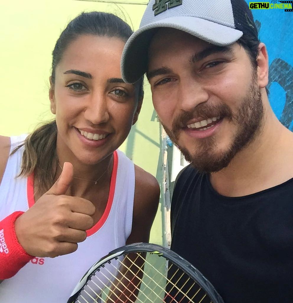 Çağatay Ulusoy Instagram - İlkleri başaran, yapılamaz deneni yapan insanlara her zaman saygı duyarım. Rio 2016 Olimpiyatlarında teniste ülkemizi temsil edecek ilk sporcu olan Çağla ile tanışmak isteme sebebim de buydu aslında. Gençlik ve Spor Bakanlığı sayesinde de geçen hafta Çağla ile tanışma ve sohbet etme fırsatı buldum. Çağla tenis için yaşayan, bizim izlerken bile yorulacağımız antrenmanları rutin olarak yapan ve sağlam adımlarla zafere yürüyen gerçek bir sporcu. Çağla’nın pozitif enerjisi sayesinde kortta onu görünce hemen raketi alıp karşısına geçtim. İlk dersi orada ayaküstü yaptık, Rio dönüşü devam edeceğiz artık :) Çağla’nın yarınki ilk maçında yine heyecan ve büyük bir gururla ekran başında olacağım. Bu gururu bize yaşattığın için teşekkürler @caglabuyukakcay! Biz bütün Türkiye tek yürek seninle olacağız, başarılar! #teamTR #teamTürkiye #tekbayraktekyurek #Rio2016 #olimpiyatruhu I have always respected pioneers and those who makes the impossible possible. This is why I wanted to meet Çağla Büyükakçay who is going to represent Turkey for the first time in tennis at the Olympics. Thanks to Turkish Youth and Sports Ministry, I had the chance to meet and greet with her last week. Çağla is a dedicated athlete who lives for tennis, and who walks on her path to success with solid steps. Çağla’s positive energy made me want to grab a racket and face her on court. That was our first lesson but we will continue training together after Rio 2016 J Tomorrow I’ll be watching Çağla once again with huge excitement and pride while she’s playing her first match. Thank you for making us proud @caglabuyukakcay ! Turkey, banded together, supports you! Good luck!