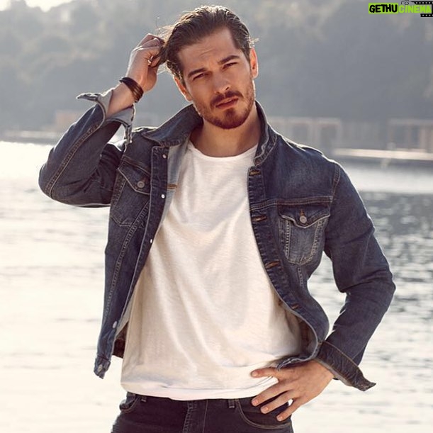 Çağatay Ulusoy Instagram - @colinslook #bizeuyar