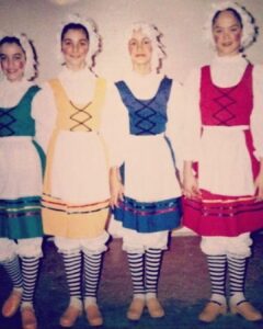Çağla Şıkel Instagram - Asla ve asla böyle diildim😂😂 Kaydırınca gerçekler ve en özlediğim yıllarım 🥹 iyi ki #msü 🤍