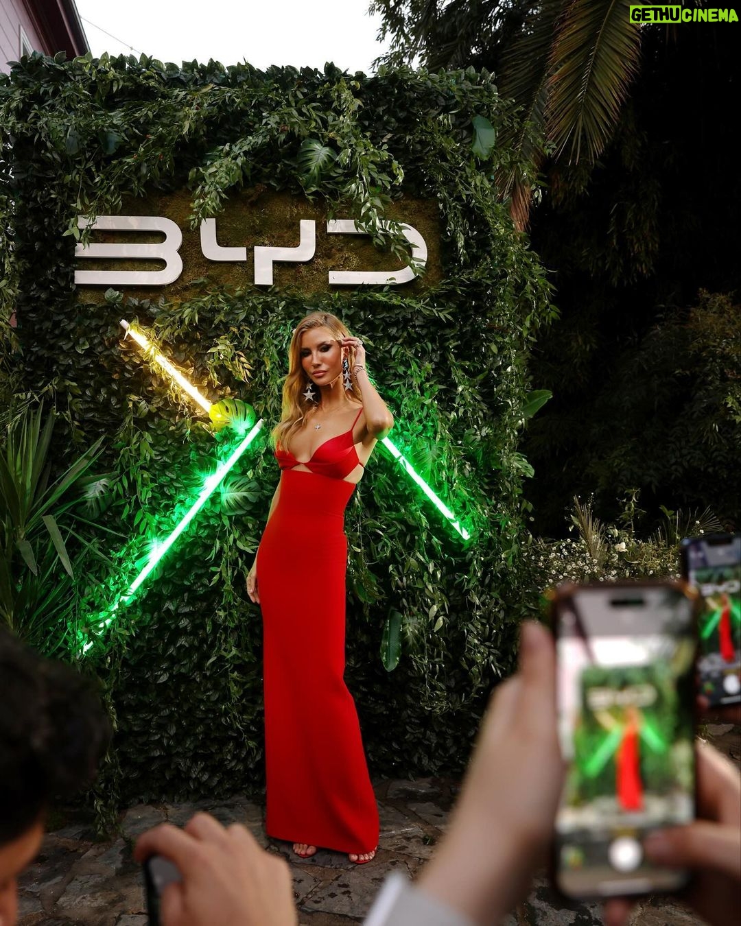Çağla Şıkel Instagram - Dünyanın elektrikli otomobil devi @bydauto.turkiye ülkemize geldi 🥳 Çevre dostu birbirinden şık bu otomobillerle test sürüşüne çıkmak için sabırsızlanıyorum. ♥️ @bydauto.turkiye #BYD #BYDTurkiye #BugünYarınDaima İşbirliği