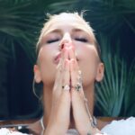 Çağla Şıkel Instagram - Dünyaya gelme sebebinizin çiçeklenmesine izin verin… Sevdiğiniz şeyleri yaparak ya da onları yapamabilmeye imkan yaratarak başlayabilirsiniz… Unutmayalım ki ; Hayat bize karşı değildir . Hayat ile mücadele etmek yerine hayatın bir parçası olduğunuzda o zaten size her şeyi öğretir ve sunar … Seninleyim ,akıştayım Teşekkür ederim🙏🏻
