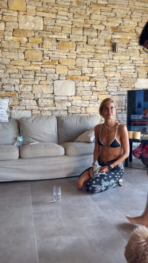 Çağla Şıkel Instagram - Öpücüğümü alırım🥰
