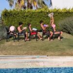 Çağla Şıkel Instagram - Hava 92 derece olunca biz 🤪💦 Amaç suyu en arkaya kadar taşımaktı🙈buda olmadı ama olsun😂 çok zevkli mutlaka deneyin!