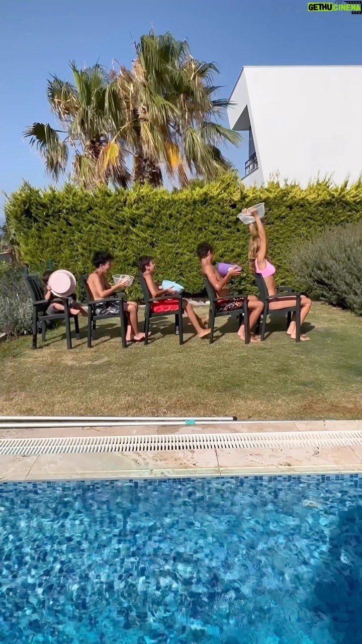Çağla Şıkel Instagram - Hava 92 derece olunca biz 🤪💦 Amaç suyu en arkaya kadar taşımaktı🙈buda olmadı ama olsun😂 çok zevkli mutlaka deneyin!