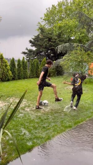 Çağla Şıkel Instagram - -Yağmur yağarken futbol oynayabilirmiyiz Anne??? 😅