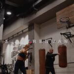 Çağla Şıkel Instagram – Çok soru geliyor hatta en yakınlarım bile soruyor neden 4gün boyunca 6 antrenman yaptın Olimpiyatlaramı katılacaksın diye🙈
Sormakta haklısınız biraz abartılı gelebilir bunca yoğunlugun içerisinde ama 
amacımız 
konfor alanın dışına çıkmak, tüm fiziksel ve zihinsel sınırlarımın ötesine geçmekti.
Bu arada zihnim bu 4 günü fiziksel gücümün ötesinde daha çok sabote etti …
Günde 2 antranmanmı yapılır ? yorgunum of pof yeter diyen abartmaya ne gerek var yeterince yaptın  gecenin köründe spormu yapılır diyen, 
bırakırsan hiçbir şey olmaz bir günde yapmayıver  ne gerek  var diyen bedenim diil zihnimdi…Sakince onun dırdırınnı  dinleme ve gözlemleme şansım oldu ama sölediklerini  yapmadım…
Fiziksel kazanımlarımın dısında kendi zihnimi eğitmeyi öğrendiğim bi yoldayım.
Bu yolda bana eşlik eden Burak hocama ve bujindeki tüm hocalarıma minnettarım.
Gördüm ki 
zihnimi susturmayı başardığımda sınırların olmadığı bir dünya ,limitlerden özgürleşmiş korkusuz bir çağla var …🤘 

Video için @ceyhunworks  çok teşekkürler 🙏🏻

#reklam