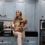 Çağla Şıkel Instagram - Bazen kitabı elime alıyorum bir sayfa sonra gidiyorum başka yerlere ve geri gelmem zor olabiliyor... ama birisinden dinlemek bana çok daha keyifli geliyor artık :) kitaplar benim en büyük kaçışım, yalnızlığım, yeniden doğuşum, büyüdüğüm, öğrendiğim, en yakın arkadasım, kulağıma hikayeleri fısıldayan... @storytel.tr kulağıma bu hikayeleri en güzel şekilde fısıldayan sıkı bir yoldaşım oldu son zamanlarda... Yeri ayrı.. Siz de denemek isterseniz ilk 14 gün ücretsiz.. Yerinizde olsam denerdim.. 😌 #işbirliği