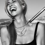 Çağla Şıkel Instagram - Akmasına engel olamadığım gözyaşlarımla, içime sığmayan dolup taşan şefkatimle seni karşılamaya hazır, seni sarmaya hevesliyim… Yeni başlangıçlara gülümsüyorum bugün, hiçbir zaman hazır olamayacağımı düşündüğüm başlangıçlara… Yaralarımın kabuklarından sıyrılmaya… Bunca zamandır kavuşmaktan geri durmuşum, kendimi güçsüz ve zayıf görmeyi unutmuşum. İstememişim, belki de yakıştıramamışım… Hep çakı gibi, hep bi gladyatör Çağla ! Şimdi hazırım seninle kavuşmaya, yaralarını sarmaya, o gün sustuğumu bugün anlatmaya. Yaşanan ne varsa yüzleşecek güçteyim bugün … Hücrelerimde farkında olmadan taşıdığım ama ne de olsa ‘ben bu yükü de taşırım’ diyerek yaradana kuvvet saldırdığım hayatımda daha güçlü adımlar atabilmek için… Unuttuğum ızdıraplarımdan, bu günüme yansıyan sakatlıklarımdan, köklerimden, 7 ceddimden, beni defalarca aynı hatayı yapmaya zorlayan anılarımdan arınmaya, iyileşmeye niyet ediyorum, var olabilmeyi diliyorum! Tüm gerçeğimle, bir çocuk gibi neşeyle daha da büyük bir coşkuyla.. Yeni yılda ve bugün doğumgünümde seninle kavuşmayı bekliyorum… Haydi gel ! ❤️ 🙏🏻 #ÇAĞLA #44 🎂