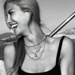 Çağla Şıkel Instagram - Akmasına engel olamadığım gözyaşlarımla, içime sığmayan dolup taşan şefkatimle seni karşılamaya hazır, seni sarmaya hevesliyim… Yeni başlangıçlara gülümsüyorum bugün, hiçbir zaman hazır olamayacağımı düşündüğüm başlangıçlara… Yaralarımın kabuklarından sıyrılmaya… Bunca zamandır kavuşmaktan geri durmuşum, kendimi güçsüz ve zayıf görmeyi unutmuşum. İstememişim, belki de yakıştıramamışım… Hep çakı gibi, hep bi gladyatör Çağla ! Şimdi hazırım seninle kavuşmaya, yaralarını sarmaya, o gün sustuğumu bugün anlatmaya. Yaşanan ne varsa yüzleşecek güçteyim bugün … Hücrelerimde farkında olmadan taşıdığım ama ne de olsa ‘ben bu yükü de taşırım’ diyerek yaradana kuvvet saldırdığım hayatımda daha güçlü adımlar atabilmek için… Unuttuğum ızdıraplarımdan, bu günüme yansıyan sakatlıklarımdan, köklerimden, 7 ceddimden, beni defalarca aynı hatayı yapmaya zorlayan anılarımdan arınmaya, iyileşmeye niyet ediyorum, var olabilmeyi diliyorum! Tüm gerçeğimle, bir çocuk gibi neşeyle daha da büyük bir coşkuyla.. Yeni yılda ve bugün doğumgünümde seninle kavuşmayı bekliyorum… Haydi gel ! ❤️ 🙏🏻 #ÇAĞLA #44 🎂