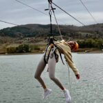 Çağla Şıkel Instagram - Uzay ile 800m göl üzerinde zipline keyfi🚀🚀🤣🤣