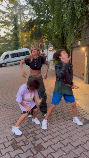 Çağla Şıkel Instagram - Biraz da serserilik 🎸🤘🏻