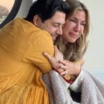 Çağla Şıkel Instagram - Soruyorsunuz bana ne yaşadın diye , inanın anlatamıyorum hala . Kaç defa yazdım yazdım sildim… Anlatılmaz bir deneyim. Daha önce içimde yaşamadıgım bir duygu oldugu için kelimelere dökmekte halihazırda zorlanıyorum … Belki sadece şöyle söyleyebilirim … Bu inzivada hersey vardı. Ve aslında hiçbirşey yoktu… Kapkaranlıktı … Günler yoktu, zaman yoktu ,güneş hiç doğmadı bir damla ışık veya dışarıda görülecek hiçbirşey yoktu… Bakmamız gereken yer içimiz ,tek ihtiyacımız olan şey ise cesaretmizdi… Ve Merak! müthiş bir bilinmezlik her şey yeniden başlayan o heyecanlı kız… Bir ben vardır bende ,benden içeri biliyordum. Ona temas etmek istedim.. Meraklı bir çocuk gibi müthiş bir neşeyle heyecanla attım ilk adımlarımı🙏🏻 belki de ilk kez bastigim yeri bukadar biliyordum ,ilk kez dokunduğum duvar en yakın arkadaşım en güvendiğim yer olmuştu. O kadar yavaş hareket ediyorduk ki o andan başka bir an’a gitmek veya başka bir şey düşünebilmek imkansızdı her şeyden önce bu eşsiz bir pratikti… Bildiklerimden ,bize yüklenen anlamlardan, sırtımızda taşımayı sevdiğimiz hatırlarımızdan, insanlardan , bugünkü Çağla’dan ve tüm kimliklerimizden arınıp orada özümüze temas etme hali… Evet gerçekten belki böyle söyleyebilirim… Görmek istediğim tek bir şey vardı bunların hiçbiri olmadığında ki ben🥺 o kızı çok merak ediyordum ve en çaresiz en savunmasız en zor anımda çıktı karşıma🥺 ah mahvoldum.. 🙏🏻 Ağlayışım ise o kızı bulmuş ve onu birdaha bırakmıycak olmanın verdiği mutluluk belkide. Şimdilik bu kadar sanırım ama tabii ki teşekkürlerrim var💫 Devamı yorumlarda🤍