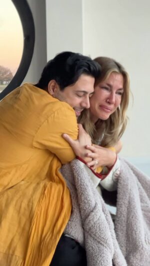 Çağla Şıkel Instagram - Soruyorsunuz bana ne yaşadın diye , inanın anlatamıyorum  hala . Kaç defa yazdım yazdım sildim…
Anlatılmaz bir deneyim. Daha önce içimde yaşamadıgım bir duygu oldugu için kelimelere dökmekte halihazırda zorlanıyorum …
Belki sadece şöyle söyleyebilirim …
Bu inzivada hersey vardı.
Ve aslında hiçbirşey yoktu…
Kapkaranlıktı …
Günler yoktu,  zaman yoktu ,güneş hiç doğmadı  bir damla ışık  veya dışarıda  görülecek hiçbirşey yoktu…
Bakmamız gereken yer içimiz ,tek ihtiyacımız olan şey ise cesaretmizdi…
Ve Merak!  müthiş bir bilinmezlik her şey yeniden başlayan o heyecanlı kız…
Bir ben vardır bende ,benden içeri biliyordum. 
Ona temas etmek istedim.. 
Meraklı bir  çocuk gibi müthiş bir  neşeyle heyecanla attım ilk  adımlarımı🙏🏻
belki de ilk kez bastigim yeri  bukadar biliyordum ,ilk kez dokunduğum duvar en yakın arkadaşım en güvendiğim yer olmuştu.
 O kadar yavaş hareket ediyorduk ki o andan başka bir an’a gitmek veya başka bir şey düşünebilmek imkansızdı her şeyden önce bu eşsiz  bir pratikti…
Bildiklerimden ,bize yüklenen anlamlardan, sırtımızda taşımayı sevdiğimiz  hatırlarımızdan, insanlardan , bugünkü Çağla’dan  ve tüm kimliklerimizden arınıp orada özümüze temas etme hali… 
Evet gerçekten belki böyle söyleyebilirim…
Görmek istediğim tek bir şey vardı bunların hiçbiri olmadığında ki ben🥺  o kızı çok merak ediyordum ve en çaresiz en savunmasız en zor anımda çıktı karşıma🥺 ah mahvoldum.. 🙏🏻
 Ağlayışım ise o kızı bulmuş ve  onu birdaha bırakmıycak olmanın verdiği mutluluk belkide.
Şimdilik bu kadar sanırım ama tabii ki teşekkürlerrim var💫

Devamı yorumlarda🤍