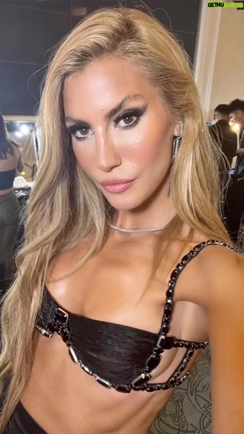 Çağla Şıkel Instagram - Dün akşam🫠🖤 @cihannacar @cengizakturkofficial @ozguninancgulle @huseyinkaygsuz @sabitakkaya ve tüm ekip! Emeği geçen herkese sonsuz teşekkürler🤍 #işbirliği