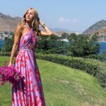 Çağla Şıkel Instagram – Sanmasınlar asla, seni benden ayrı
Savrulur savrulur, saçlarında hayatın.
Seni sorsunlar benden, bi’ tek ben anlarım…#Bodrum🤍🍒
#reklam #işbirliğideğildir
