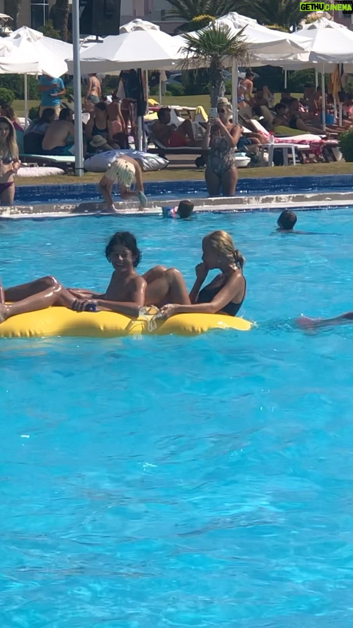 Çağla Şıkel Instagram - Anne çok zevkli diil mi diyince ben 🤢 Madem okadar döndürüceksiniz bir de içerisi niye okadar karanlık djdhsb