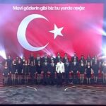 Çağla Şıkel Instagram - Tüm ama tüm hayatım boyunca unutmayacağım ve çocuklarıma izleteceğim dakikalar… Nekadar şanslıyım ,tüm kalbimi bu anlara bırakıyorum🥹🙏🏻 Kulisten hızlıca kendimizi dışarıya attığımızda herkesin ayakta olmasını 🥹ve bir çocuk gibi tüm heyecanımla bu şarkıyı söylemeye çalıştığım anları asla unutmayacağım… Atam bizi görüyorsun 🙏🏻hissediyorsun biliyorum . Sen yokken de senin yolunda biz hep böyleyiz . Öyle heyecanlı ,öyle gururlu ve öyle kararlı 🙏🏻 Düşmanız esarete, önderimle karşıyız. Mavi gözlerin gibi biz bu yurda âşığız! Duysun cihan, duysun biriz Duysun, bizim bu gök deniz! #normender Bu altın kelebek kalbimde 🙏🏻 emeği geçen herkese teşekkür ederim ❤️🙏🏻 #pantenealtınkelebeködülleri