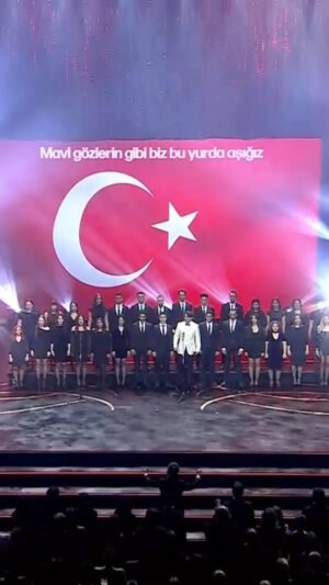 Çağla Şıkel Instagram - Tüm ama tüm hayatım boyunca unutmayacağım  ve  çocuklarıma izleteceğim dakikalar… 
Nekadar şanslıyım ,tüm kalbimi bu anlara bırakıyorum🥹🙏🏻

Kulisten hızlıca kendimizi dışarıya attığımızda herkesin ayakta olmasını 🥹ve  bir çocuk gibi  tüm heyecanımla bu şarkıyı söylemeye çalıştığım anları asla  unutmayacağım…

Atam bizi görüyorsun 🙏🏻hissediyorsun biliyorum .
Sen yokken de senin yolunda  biz hep böyleyiz .
Öyle heyecanlı ,öyle gururlu  ve öyle kararlı 🙏🏻

Düşmanız esarete, önderimle karşıyız.
Mavi gözlerin gibi biz bu yurda âşığız!
Duysun cihan, duysun biriz
Duysun, bizim bu gök deniz! 
#normender

Bu altın kelebek kalbimde 🙏🏻
emeği geçen herkese teşekkür ederim ❤️🙏🏻
#pantenealtınkelebeködülleri
