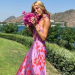 Çağla Şıkel Instagram – Sanmasınlar asla, seni benden ayrı
Savrulur savrulur, saçlarında hayatın.
Seni sorsunlar benden, bi’ tek ben anlarım…#Bodrum🤍🍒
#reklam #işbirliğideğildir
