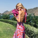 Çağla Şıkel Instagram – Sanmasınlar asla, seni benden ayrı
Savrulur savrulur, saçlarında hayatın.
Seni sorsunlar benden, bi’ tek ben anlarım…#Bodrum🤍🍒

 

 #reklam #işbirliğideğildir
