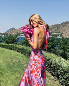 Çağla Şıkel Instagram - Sanmasınlar asla, seni benden ayrı Savrulur savrulur, saçlarında hayatın. Seni sorsunlar benden, bi’ tek ben anlarım…#Bodrum🤍🍒 #reklam #işbirliğideğildir