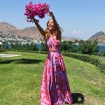 Çağla Şıkel Instagram – Sanmasınlar asla, seni benden ayrı
Savrulur savrulur, saçlarında hayatın.
Seni sorsunlar benden, bi’ tek ben anlarım…#Bodrum🤍🍒

 

 #reklam #işbirliğideğildir