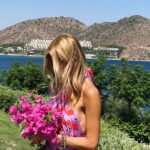Çağla Şıkel Instagram – Sanmasınlar asla, seni benden ayrı
Savrulur savrulur, saçlarında hayatın.
Seni sorsunlar benden, bi’ tek ben anlarım…#Bodrum🤍🍒

 

 #reklam #işbirliğideğildir