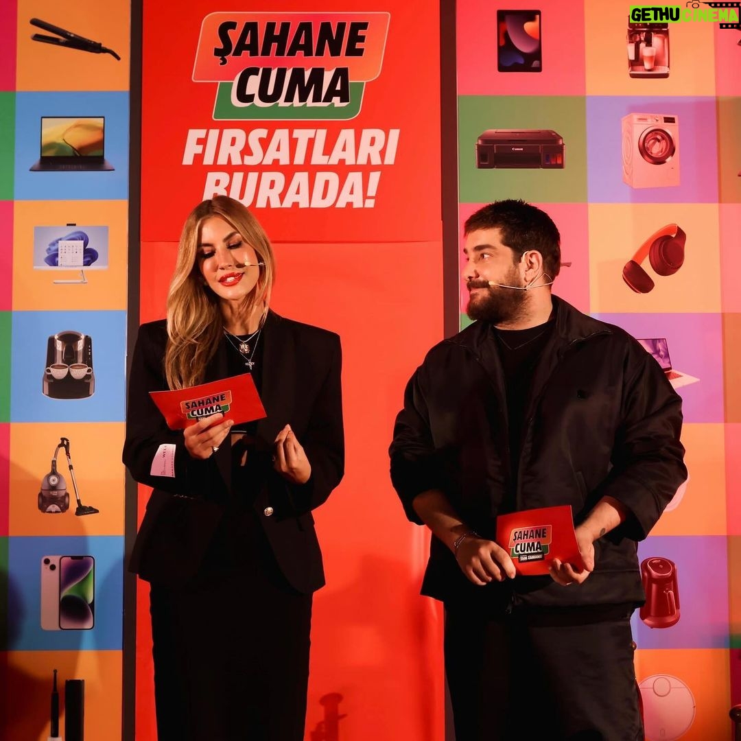 Çağla Şıkel Instagram - Büyük bir heyecanla beklenen Rengarenk Şahane Cuma kampanyası 23 Kasım Perşembe akşamı saat 19.00’da başladı! 🎊🎊🎊🎊 Şahane Cuma ile ihtiyacınız olan teknolojik ürünlere göz atmayı unutmayınnn🥰🥰 Çünküüüü ihtiyaçlar sizde rengarenk şahane cuma MediaMarkt’ta! ❤️ @mediamarkt_tr #ŞahaneCumaMediaMarktta İşbirliği