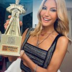 Çağla Şıkel Instagram - Bu arada #yilinmimarsinani 😌❤️🙏🏻 Okuduğum okuldan gelen ödülün kıymeti ve mutuluğu bir başka… Çok teşekkür ederiz 🙏🏻 #yılınmimarsinanları 💫 @provizyonmedya.tv @foxturkiye @ufukcoskun_ @yenibirgunfox 🙏🏻