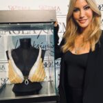 Çağla Şıkel Instagram – Nefis bir günden geriye kalanlara bakmanın mutluluğu gururu… 🙏🏻 @erensurmeren @erol_drms @hakanakkaya @basak__leyla @emajewellery 💫⭐️🙏🏻 #isbirligi