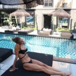 Çağla Şıkel Instagram - Dünyaya gelme sebebinizin çiçeklenmesine izin verin… Sevdiğiniz şeyleri yaparak ya da onları yapamabilmeye imkan yaratarak başlayabilirsiniz… Unutmayalım ki ; Hayat bize karşı değildir . Hayat ile mücadele etmek yerine hayatın bir parçası olduğunuzda o zaten size her şeyi öğretir ve sunar … Seninleyim ,akıştayım Teşekkür ederim🙏🏻
