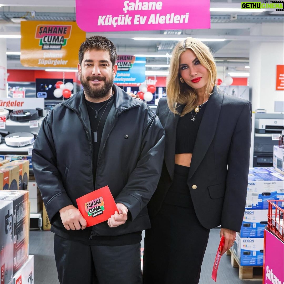 Çağla Şıkel Instagram - Büyük bir heyecanla beklenen Rengarenk Şahane Cuma kampanyası 23 Kasım Perşembe akşamı saat 19.00’da başladı! 🎊🎊🎊🎊 Şahane Cuma ile ihtiyacınız olan teknolojik ürünlere göz atmayı unutmayınnn🥰🥰 Çünküüüü ihtiyaçlar sizde rengarenk şahane cuma MediaMarkt’ta! ❤️ @mediamarkt_tr #ŞahaneCumaMediaMarktta İşbirliği