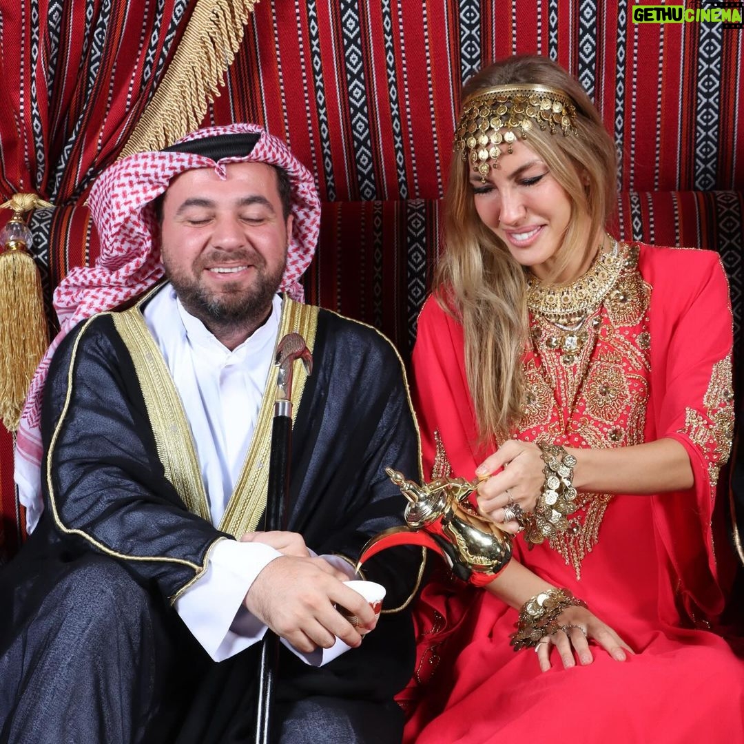 Çağla Şıkel Instagram - Cennet mahallesi X dubai 🤷♀️