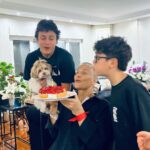 Çağla Şıkel Instagram - Bizim en kıymetlimiz Ana kraliçemiz… Sen ne güzel doğdun yeniden hayatımıza 🥹… Çok güzelsin sen Annem♥️ve İyi ki bizim Annemizsin. Varlığına binlerce kez şükürler olsun🧿♥️🙏🏻💐 hep böyle sağlıkla,neşe ile🙏🏻🌷💫