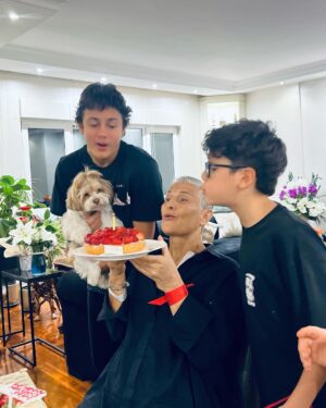 Çağla Şıkel Instagram - Bizim en kıymetlimiz Ana kraliçemiz…
Sen ne güzel doğdun yeniden hayatımıza 🥹…
Çok güzelsin sen Annem♥️ve 
İyi ki  bizim Annemizsin.
Varlığına binlerce kez şükürler olsun🧿♥️🙏🏻💐 hep böyle sağlıkla,neşe ile🙏🏻🌷💫