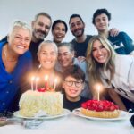 Çağla Şıkel Instagram - Bizim en kıymetlimiz Ana kraliçemiz… Sen ne güzel doğdun yeniden hayatımıza 🥹… Çok güzelsin sen Annem♥️ve İyi ki bizim Annemizsin. Varlığına binlerce kez şükürler olsun🧿♥️🙏🏻💐 hep böyle sağlıkla,neşe ile🙏🏻🌷💫
