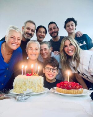 Çağla Şıkel Instagram - Bizim en kıymetlimiz Ana kraliçemiz…
Sen ne güzel doğdun yeniden hayatımıza 🥹…
Çok güzelsin sen Annem♥️ve 
İyi ki  bizim Annemizsin.
Varlığına binlerce kez şükürler olsun🧿♥️🙏🏻💐 hep böyle sağlıkla,neşe ile🙏🏻🌷💫
