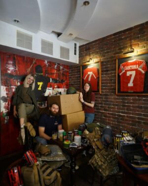 Éric Cantona Instagram - The Cantona pub in Lviv 🇺🇦 has been transformed into a volunteer coordination centre. Dear Andy Markovets, Among all the injustices in the world, I am very moved and proud that your pub bears my name! Strength and Courage to you and your family! Hope we will soon celebrate your victory in your pub!!!👊🏼✊🏼💪🏼 @kanatoba_laundzh