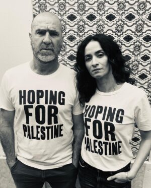 Éric Cantona Instagram - T-Shirt and scarf designed by @bella_freud for @hoping_foundation 
Hoping is raising funds for Palestinian Medical Relief society’s emergency response in Gaza. @rachidabrakni #tildaswinton