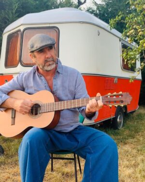 Éric Cantona Instagram - I ‘ve dreamt that I played the guitar at Old Trafford in front of 80000 fans. As Sir Alex Ferguson said : « if you have a dream, Make it a big one »