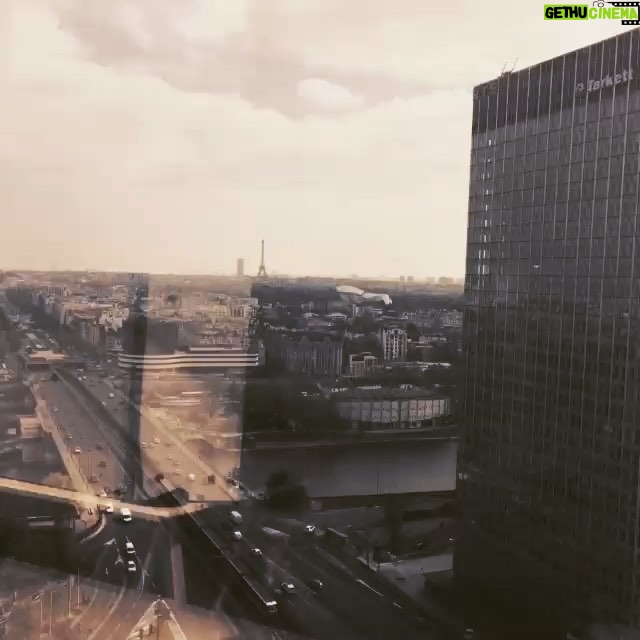 Éric Cantona Instagram - Who put that fucking window on the 19th floor??!!!
