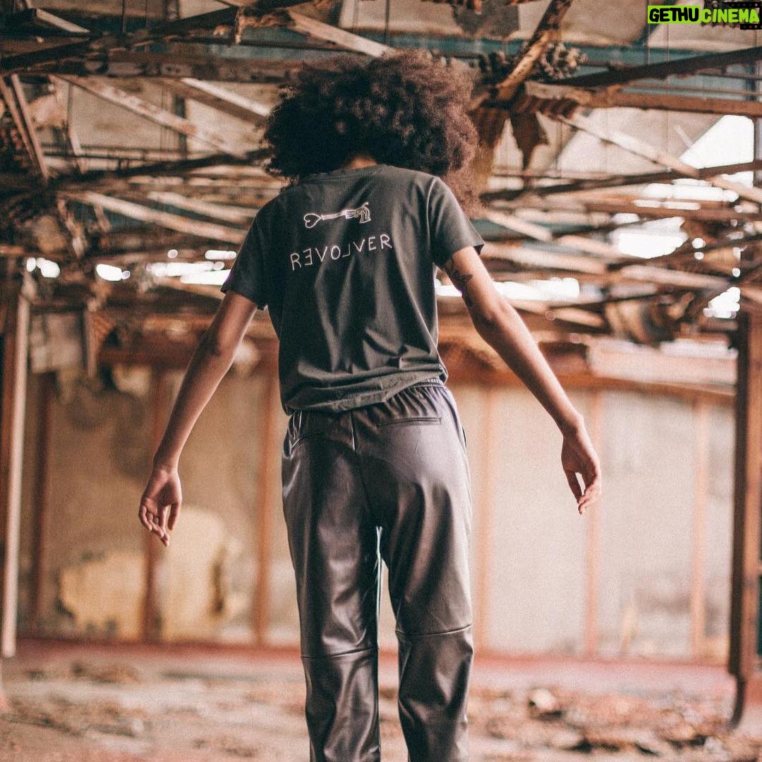 Éric Cantona Instagram - Last week @esperantocollection has launched, I’ve designed guns that shoot love and crowns for the everyday kings. And it’s 100% organic