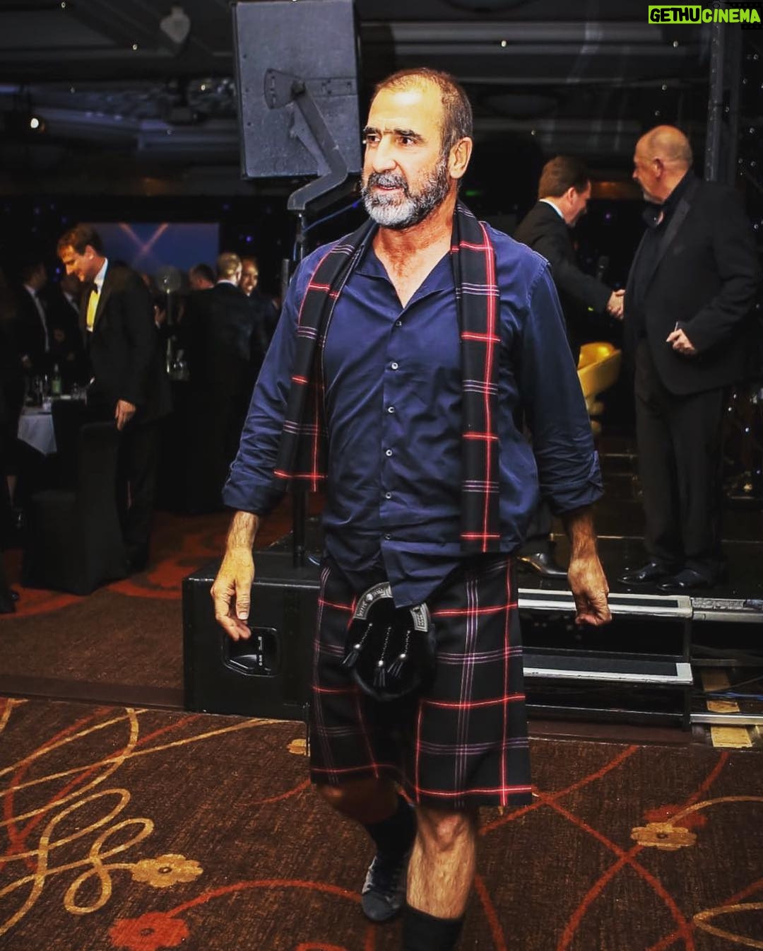 Éric Cantona Instagram - Who’s that guy with David Duke? #streetsoccerscotland #commongoal