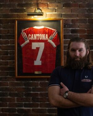 Éric Cantona Instagram - The Cantona pub in Lviv 🇺🇦 has been transformed into a volunteer coordination centre. Dear Andy Markovets, Among all the injustices in the world, I am very moved and proud that your pub bears my name! Strength and Courage to you and your family! Hope we will soon celebrate your victory in your pub!!!👊🏼✊🏼💪🏼 @kanatoba_laundzh